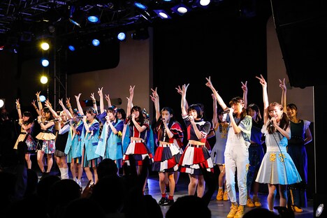 「We Are "STAR"」を歌うロッカジャポニカ、はちみつロケット、桜エビ~ず、CROWN POP。(撮影:笹森健一)