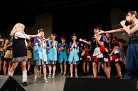 “出る順じゃんけん”で出演順を決めるロッカジャポニカ、はちみつロケット、桜エビ～ず、CROWN POP。（撮影：笹森健一）