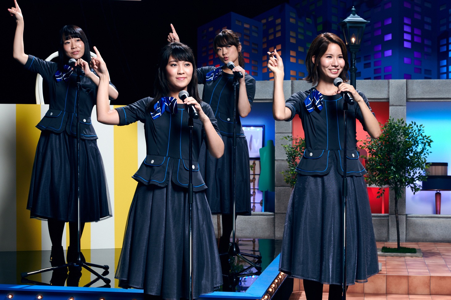 東池袋52「愛セゾン」ミュージックビデオのワンシーン。
