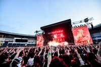 ELLEGARDEN「THE BOYS ARE BACK IN TOWN TOUR 2018」千葉・ZOZOマリンスタジアム公演より、ONE OK ROCKのステージの様子。（撮影：橋本塁 [SOUND SHOOTER]）