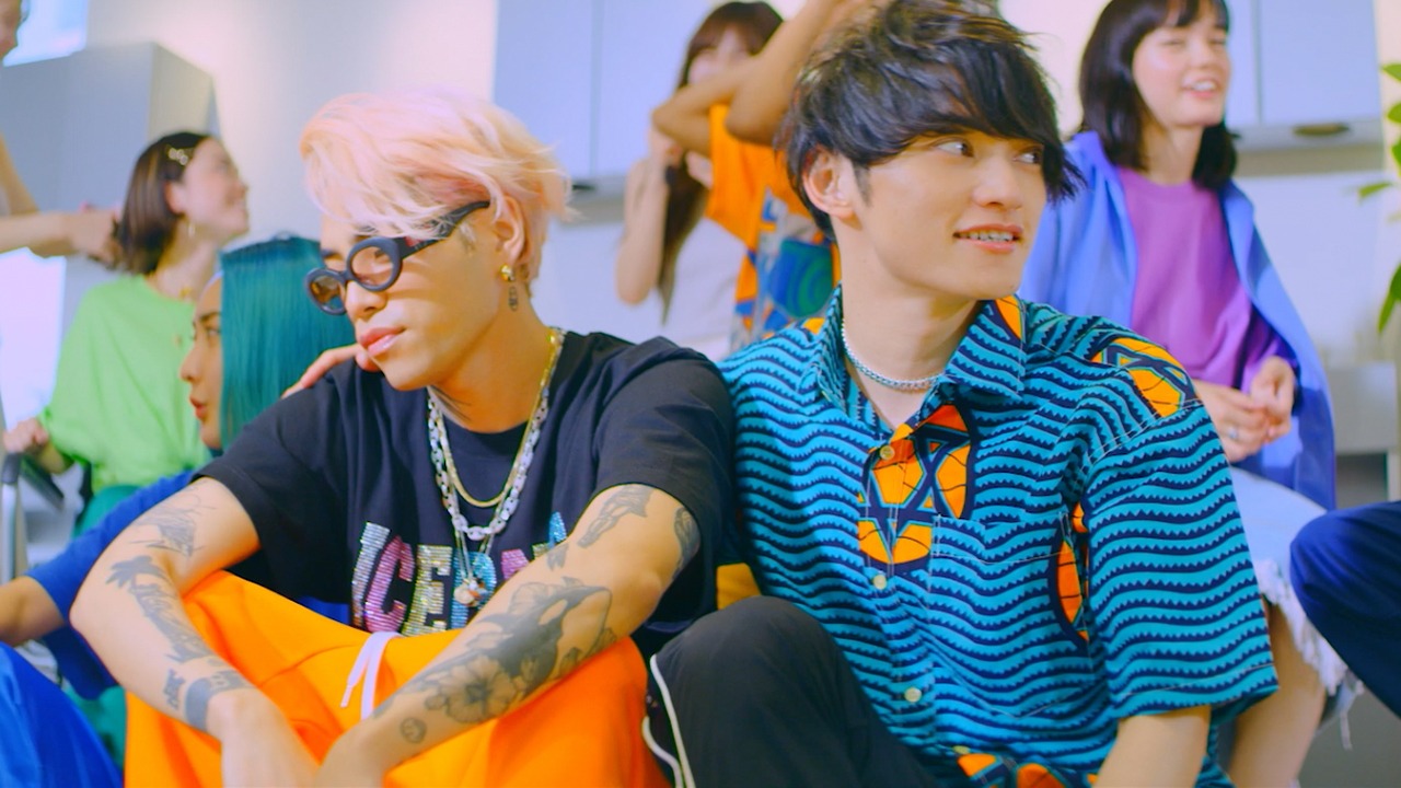 SKY-HI「I Think, I Sing, I Say feat. Reddy」ミュージックビデオのワンシーン。