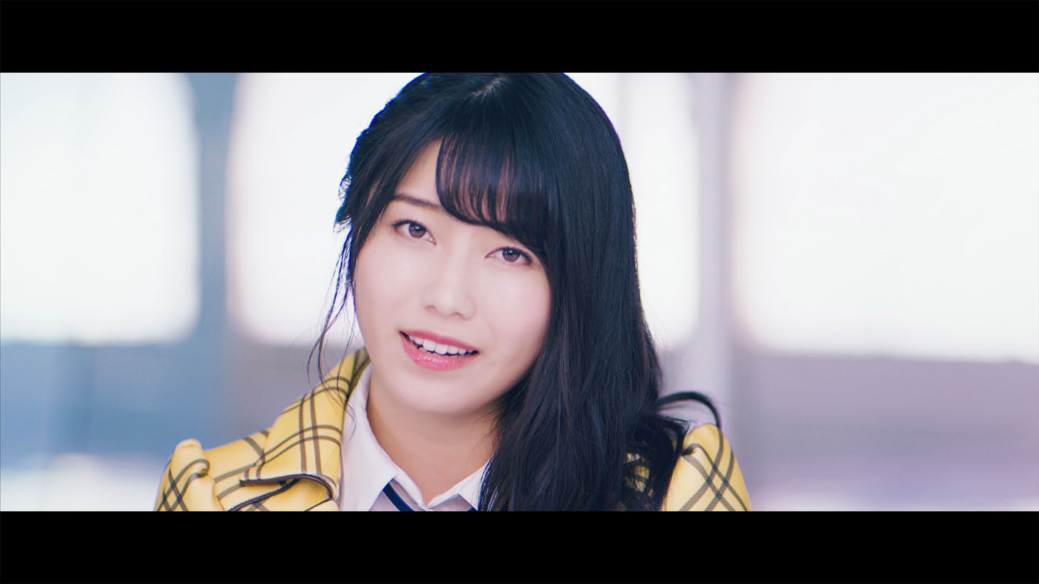 AKB48「センチメンタルトレイン」ミュージックビデオより横山由依。(C)AKS/キングレコード