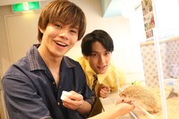 左からカイ、ユースケ、餌を食べるハリネズミ。