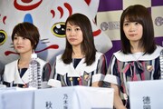 左から若月佑美、桜井玲香、秋元真夏。