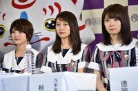 左から若月佑美、桜井玲香、秋元真夏。