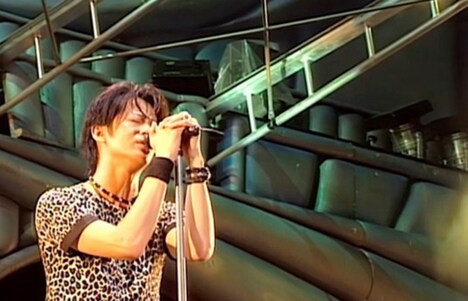 「GLAY『pure soul in STADIUM "SUMMER of '98" 阪急西宮スタジアム(1998年8月30日)公演』」のワンシーン。