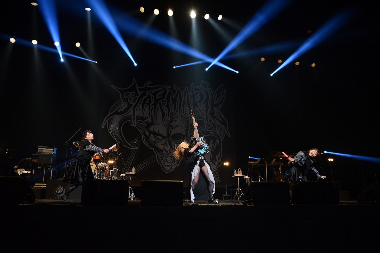 五十嵐☆sun-go☆美貴（SHOW-YA）がゲスト参加したSTARMARIEのライブの様子。