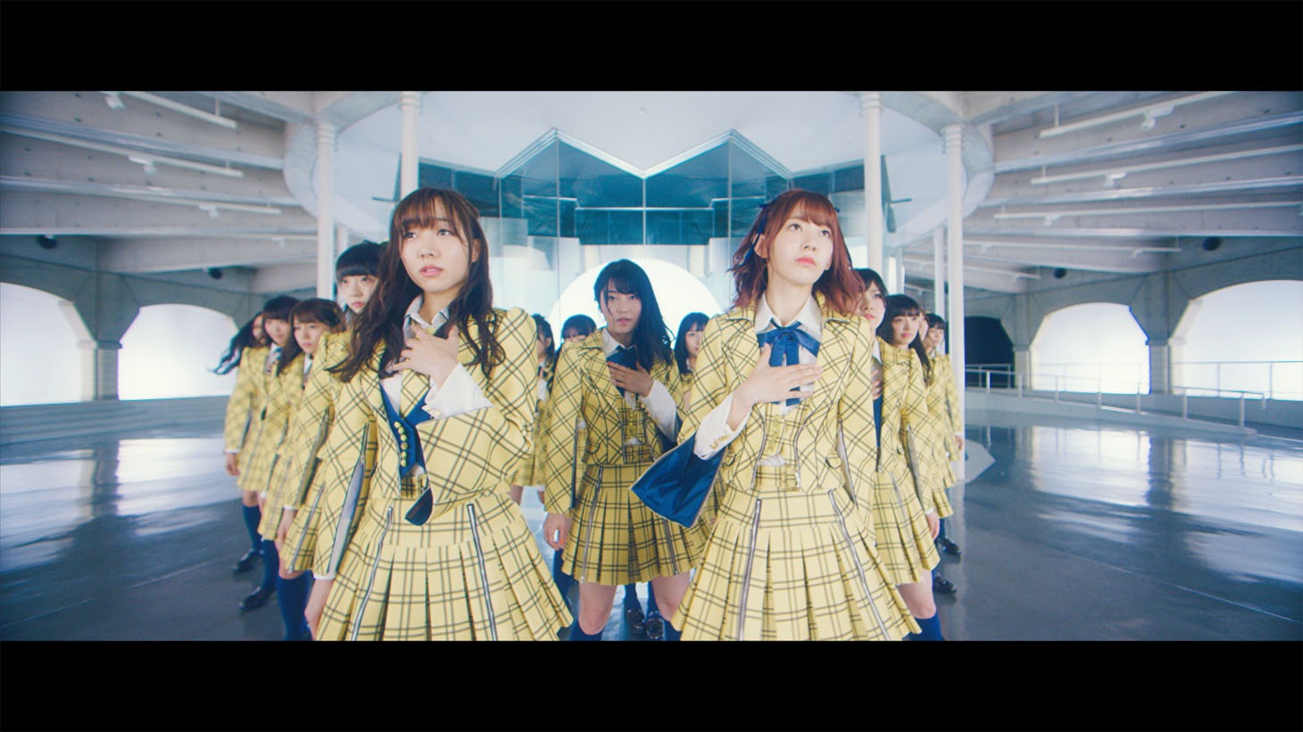 AKB48「センチメンタルトレイン」ミュージックビデオのワンシーン。(C)AKS/キングレコード