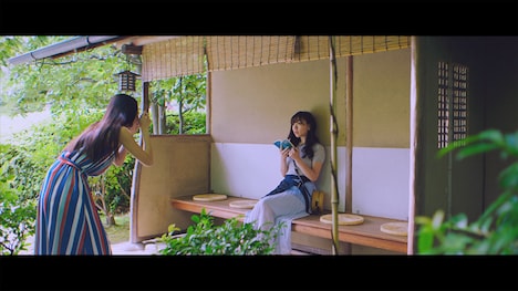 AKB48「センチメンタルトレイン」ミュージックビデオのワンシーン。(C)AKS/キングレコード