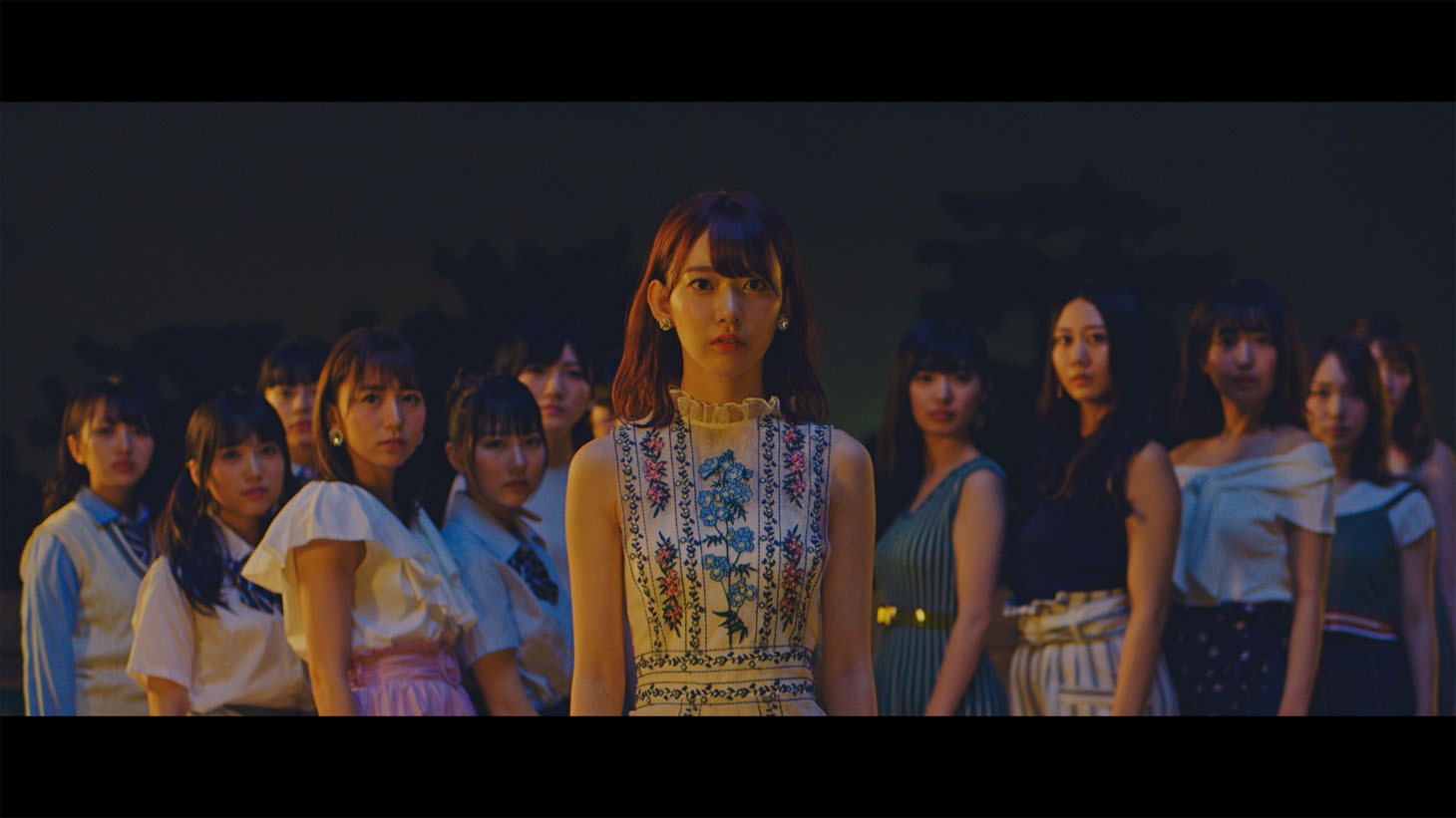 AKB48「センチメンタルトレイン」ミュージックビデオのワンシーン。(C)AKS/キングレコード