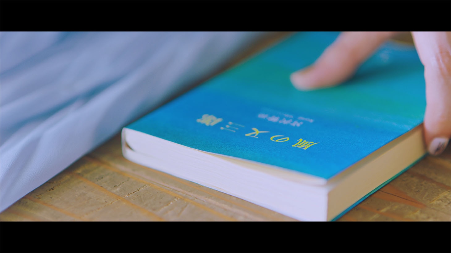 AKB48「センチメンタルトレイン」ミュージックビデオのワンシーン。(C)AKS/キングレコード