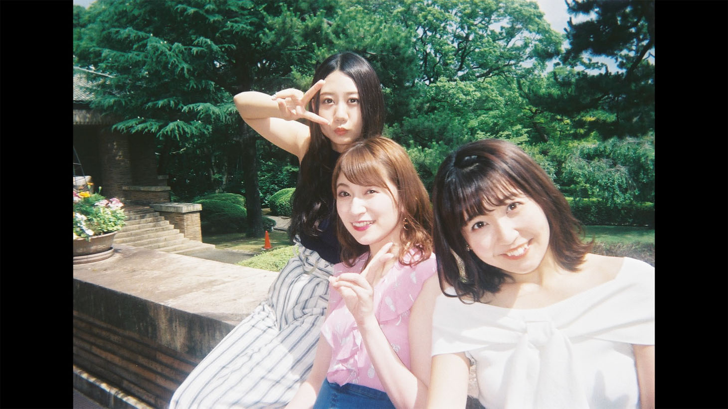 AKB48「センチメンタルトレイン」ミュージックビデオのワンシーン。(C)AKS/キングレコード