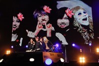 ライブの演出で「SNOW」を活用するゴールデンボンバー。