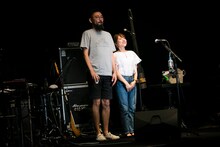 身長を比べる関取花（右）とガリバー鈴木（左）。（撮影：星川洋助）