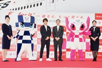 左から1964年の東京オリンピック当時の制服を着用した日本航空CA、東京2020マスコットのミライトワ、櫻井翔、赤坂祐二・日本航空代表取締役社長、東京2020マスコットのソメイティ、現行の制服を着用した日本航空CA。