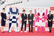 左から1964年の東京オリンピック当時の制服を着用した日本航空CA、東京2020マスコットのミライトワ、櫻井翔、赤坂祐二・日本航空代表取締役社長、東京2020マスコットのソメイティ、現行の制服を着用した日本航空CA。
