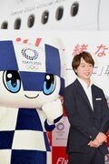 左から東京2020マスコットのミライトワ、櫻井翔。