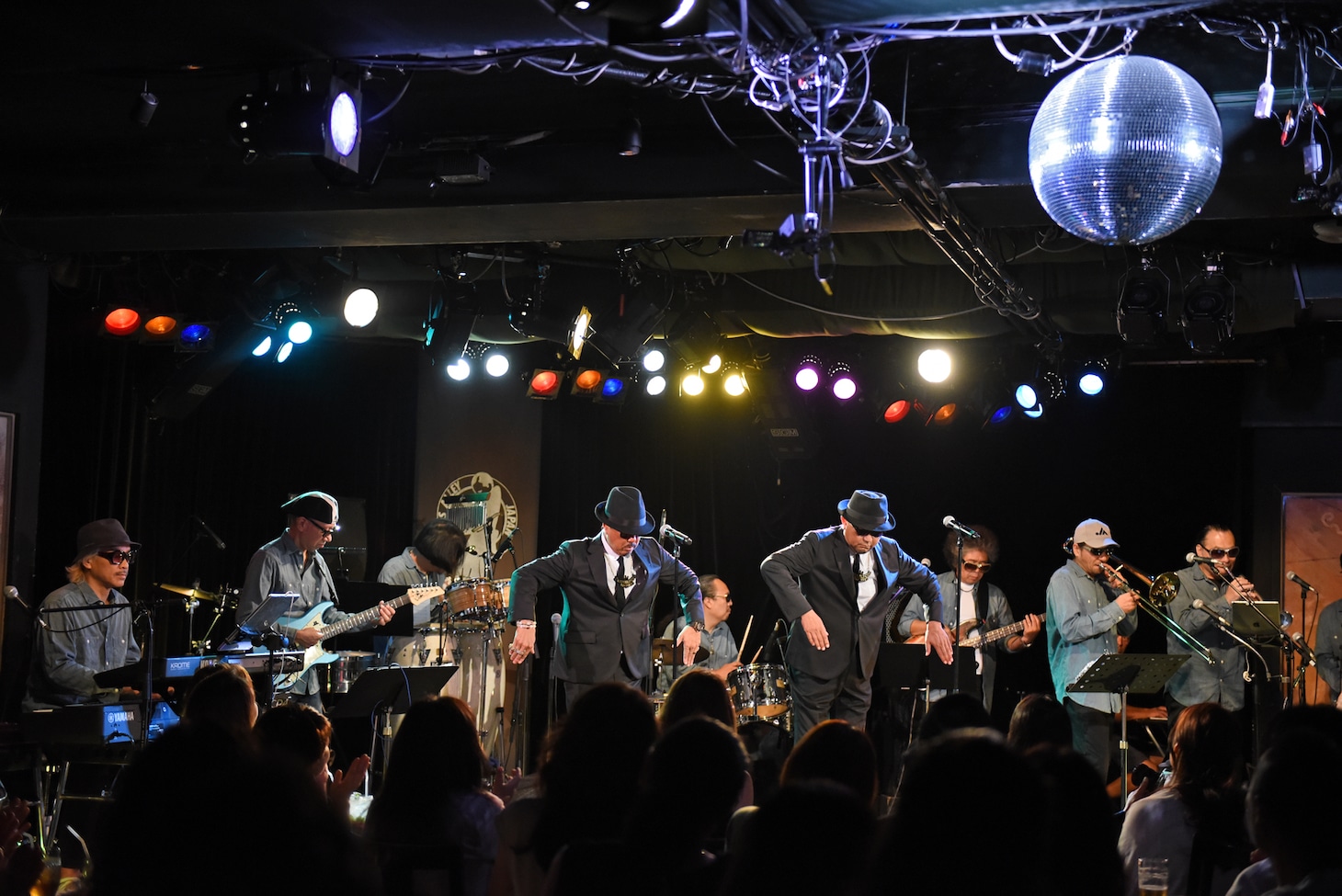 「バブルガム・ブラザーズ 結成35周年記念ライブ」の様子。