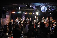 「WON'T BE LONG」で盛り上がる観客。