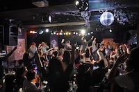 「バブルガム・ブラザーズ 結成35周年記念ライブ」の様子。