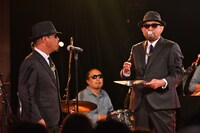 フーセンガムを膨らますバブルガム・ブラザーズ。