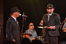 フーセンガムを膨らますバブルガム・ブラザーズ。