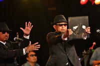 アクリル版に噛んだガムを挟むバブルガム・ブラザーズ。