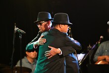 ステージ上で抱き合うバブルガム・ブラザーズ。