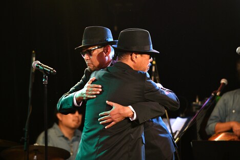 ステージ上で抱き合うバブルガム・ブラザーズ。