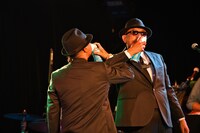 酸素を吸うバブルガム・ブラザーズ。