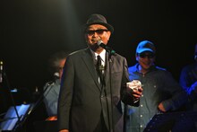 饅頭を受け取るBro.TOM。