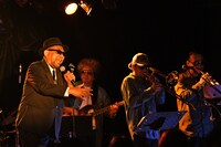 「When a Man Loves a Woman」を熱唱するBro.TOM。