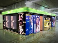 安室奈美恵の写真でラッピングされたNewDays店舗イメージ。