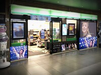 安室奈美恵の写真でラッピングされたNewDays店舗イメージ。