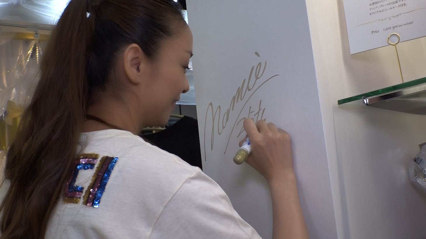 会場でサインを入れる安室奈美恵。