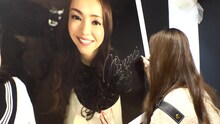 会場内のパネルにサインを入れる安室奈美恵。
