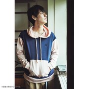 「harapeco商店 × ZOZOTOWN × ナタリーストア」コラボアイテムの着用写真。