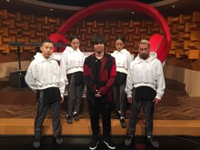 三浦大知とスタジオライブメンバー。