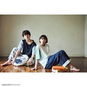 「harapeco商店 × ZOZOTOWN × ナタリーストア」コラボアイテムの着用写真。