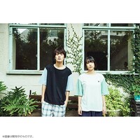 「harapeco商店 × ZOZOTOWN × ナタリーストア」コラボアイテムの着用写真。