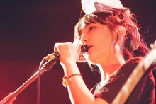 ナナヲアカリ（撮影：このタイミングで秋山）