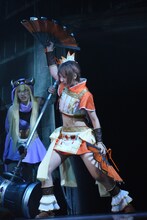 富田鈴花が演じる由比鶴乃。