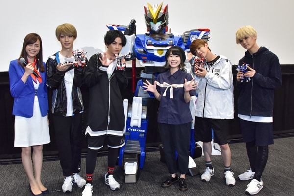 左からTBSアナウンサーの笹川友里、KOHKI、NAOYA、ドライブヘッド01 MKII サイクロンインターセプター、藤原夏海、TETTA、REI。