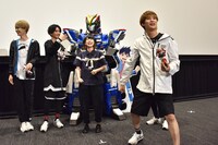 突然客席に近付いて観客を盛り上げるTETTA（右）。