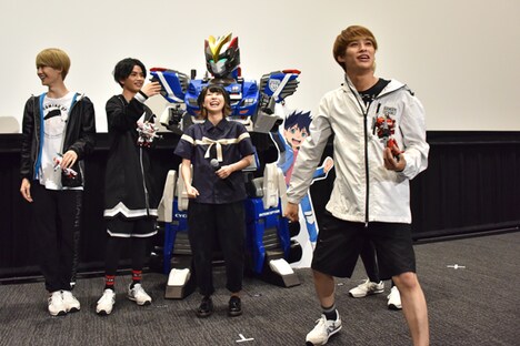 突然客席に近付いて観客を盛り上げるTETTA（右）。