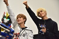 「ゴーレスキュー！」と声を上げるTETTA（左）とREI（右）。