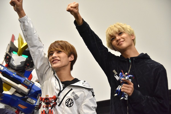 「ゴーレスキュー！」と声を上げるTETTAとREI。