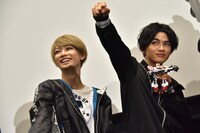 「ゴーレスキュー！」と声を上げるKOHKI（左）とNAOYA（右）。