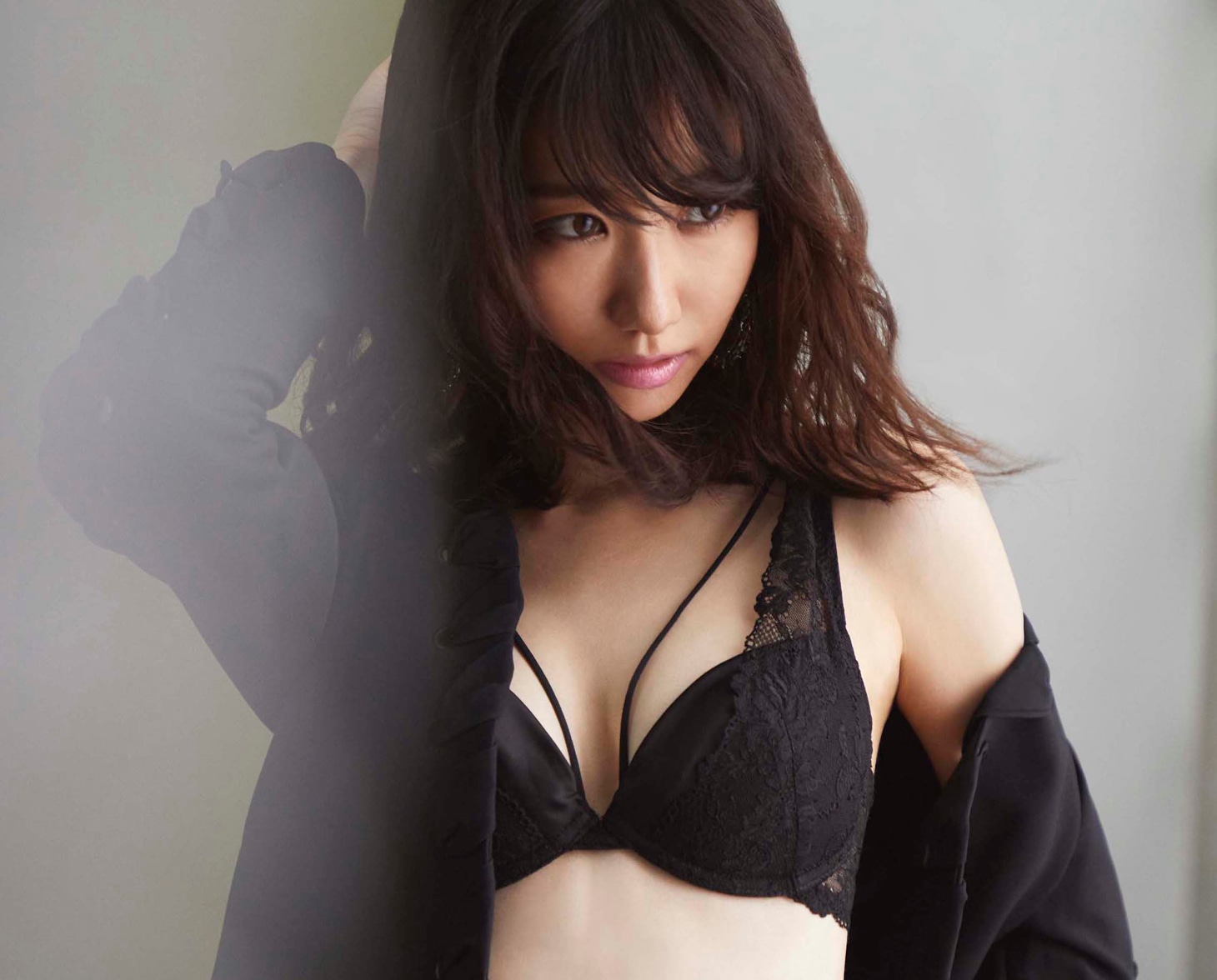 「RAVIJOUR」のアイテムを着用した柏木由紀。