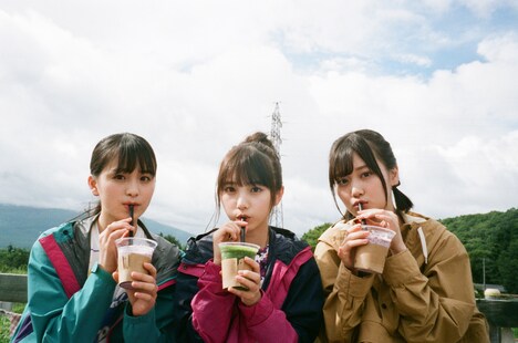 左から大園桃子、与田祐希、山下美月。